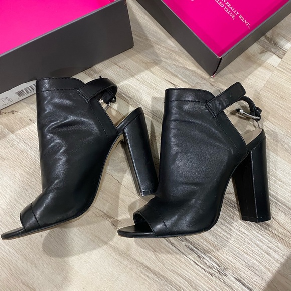 Vince Camuto Black Leather Open Toe Buckle Back Heel, Size 5.5, Good Condition - Picture 3 of 13